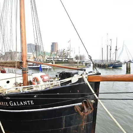 Spacious Yatch Near Forest In * Rotterdam