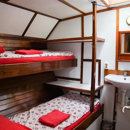 Spacious Yatch Near Forest In Botel